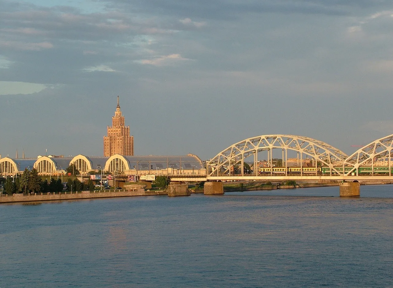 une vue panoramique sur les toits de la ville de Riga en Lettonie