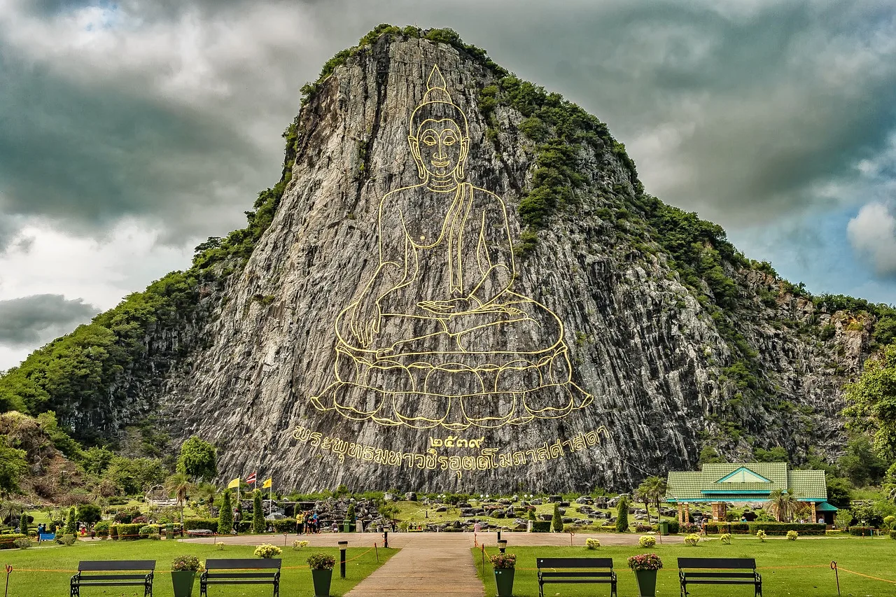 un temple japonais au milieu des montagnes