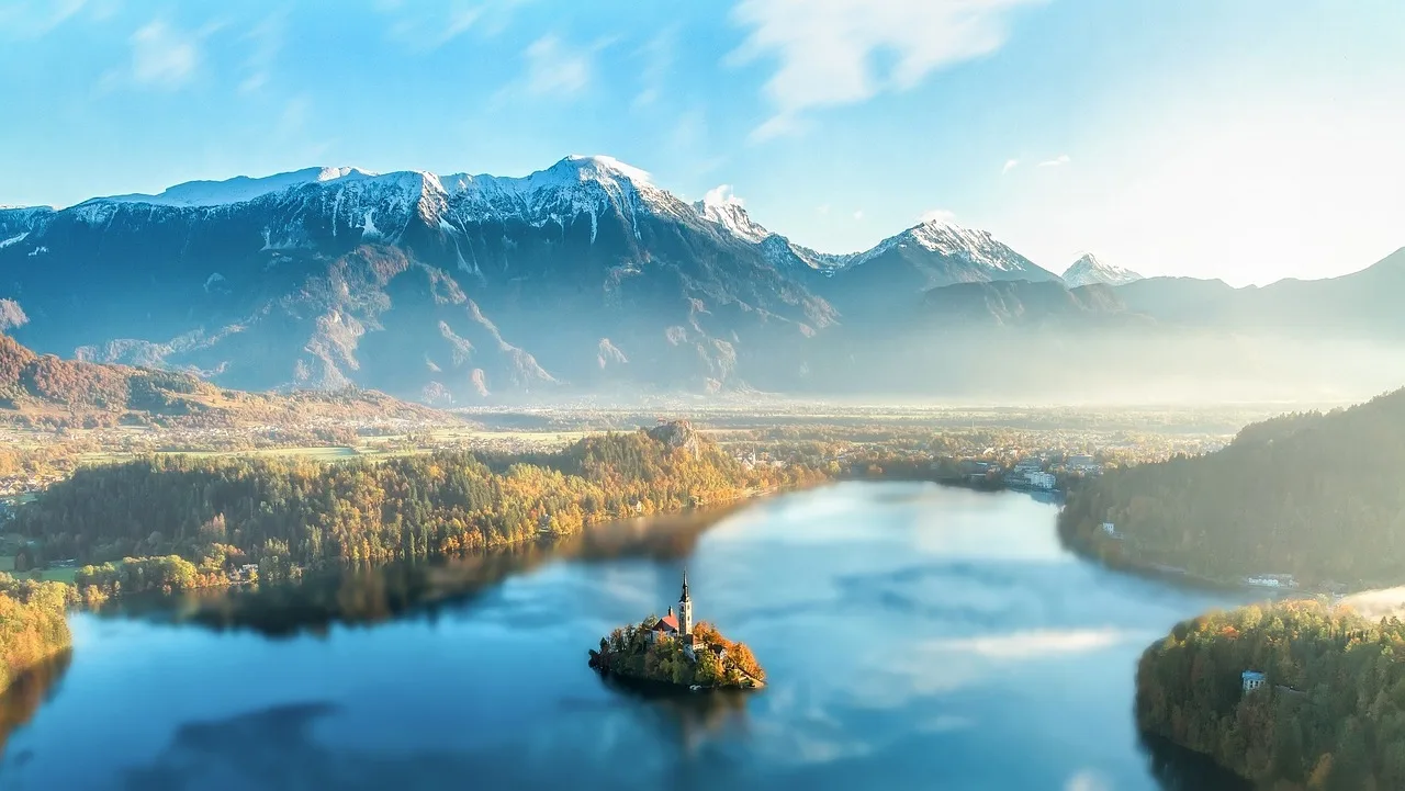 une vue magnifique des montagnes alpines avec un lac une vue magnifique des montagnes alpines avec un lac
